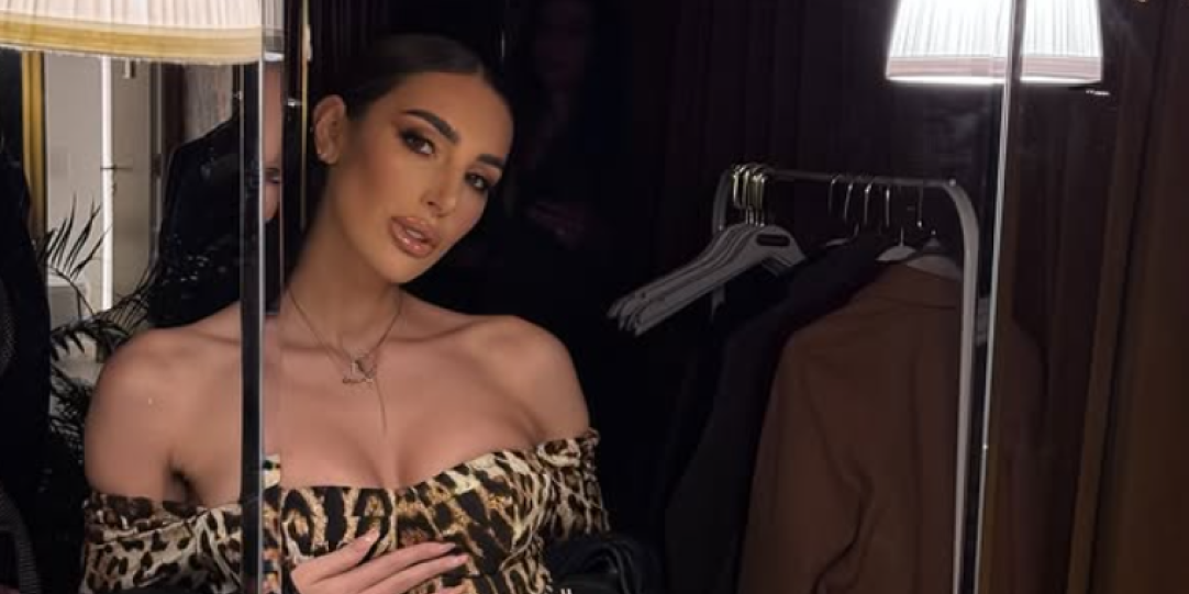 Mini bikini jedva pokrio intimu: Influenserka pokazala telo u poodmakloj trudnoći (FOTO)