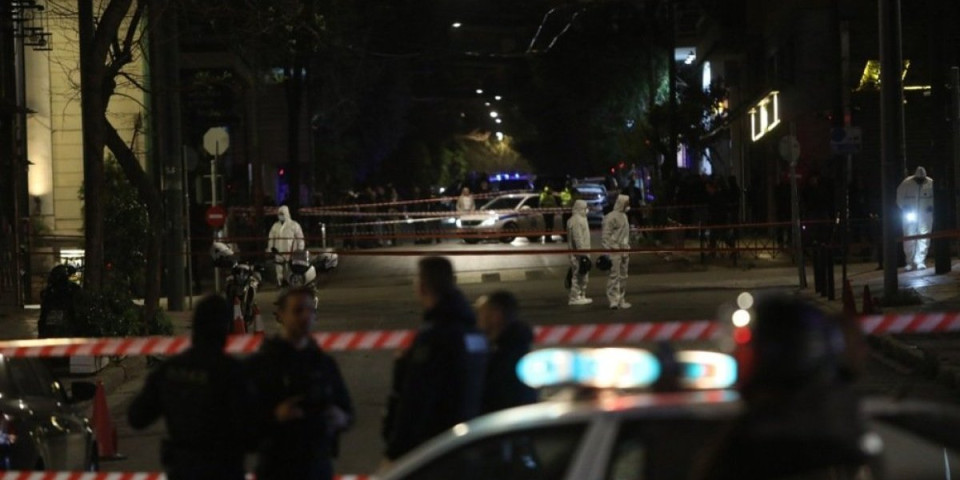 Policajci zavirili u kantu za đubre i frapirali se! Drama usred noći kod Atine, a onda je usledilo još jedan šok!
