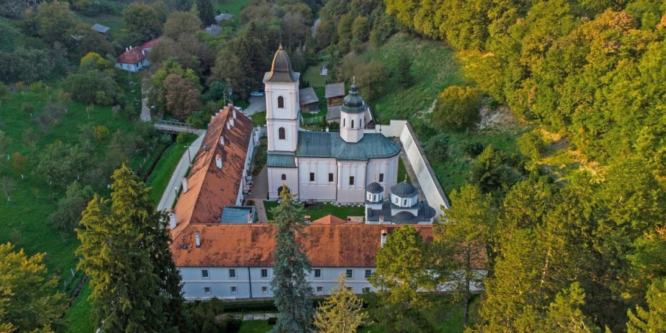 "Iskreno sam se molila pred ikonom Majke Božje i čudo se dogodilo": Vernici svakodnevno hrle u manastir Beočin