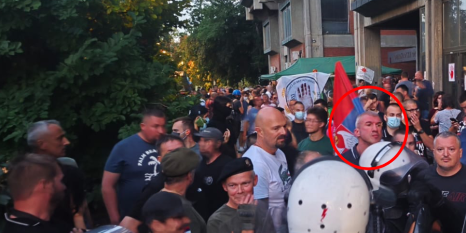 (VIDEO) Bačulov predvodi napad na policiju: Eskalacija blokaderskog nasilja u Novom Sadu