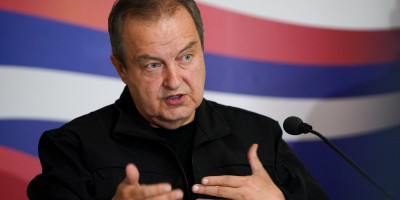 Potpredsednik Vlade Srbiјe i ministar unutrašnjih poslova Ivica Dačić izјavioјe da јe u odvoјenim policiјskim akciјama u Kraguјevcu i Nišu zaplenjena većakoličina droge i uhapšena troјica osumnjičenih za krivično delo neovlašćena proizvodnja i stavljanje u promet opoјnih droga.