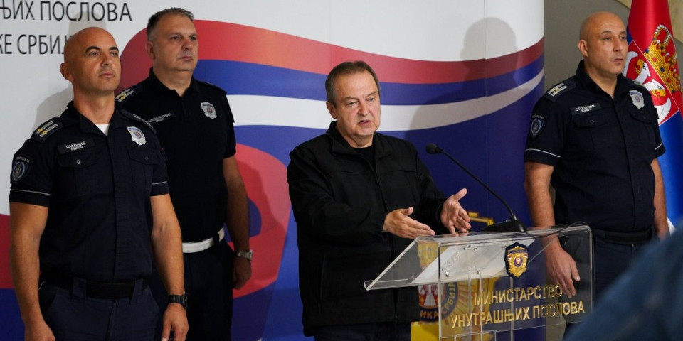 HITNO! BLOKADERI NAPALI POLICIJU U NOVOM SADU! Oglasio se Dačić: Gurali su i udarali pripadnike Interventne bez ikakvog povoda (FOTO/VIDEO)