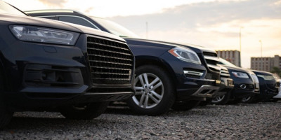 Toplota koju emituju parkirani automobili značajno doprinosi zagrevanju urbanih područja, a crni automobili su posebno problematični.