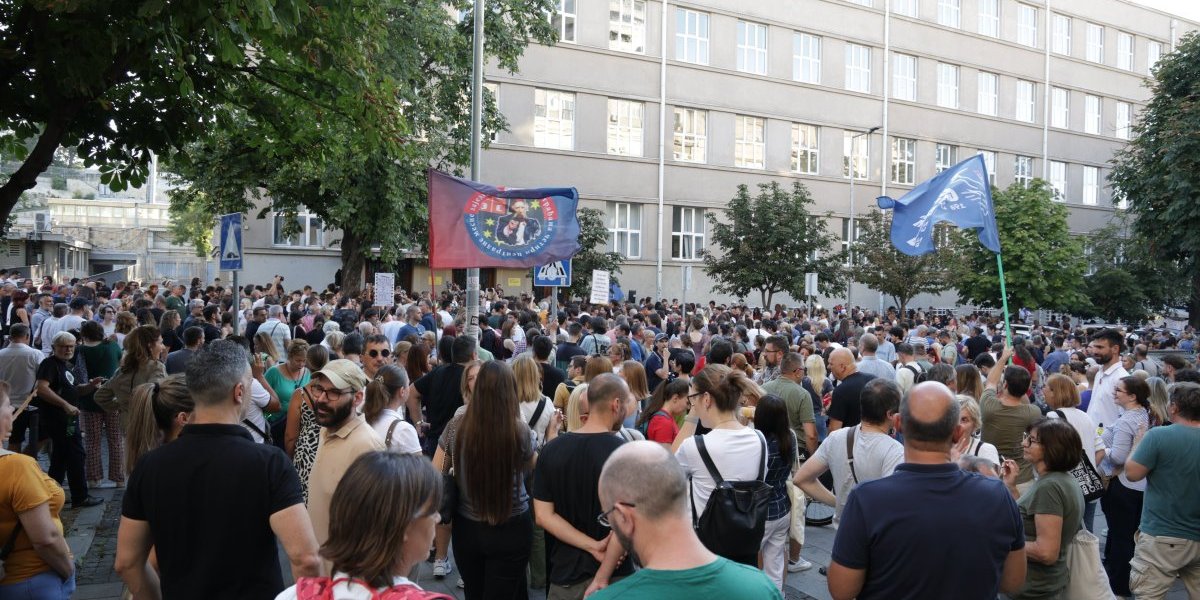 Blokaderski rasizam cveta na tajkunskim medijima: Vređaju Krajišnike i proterane sa KiM samo zato što su uz Vučića