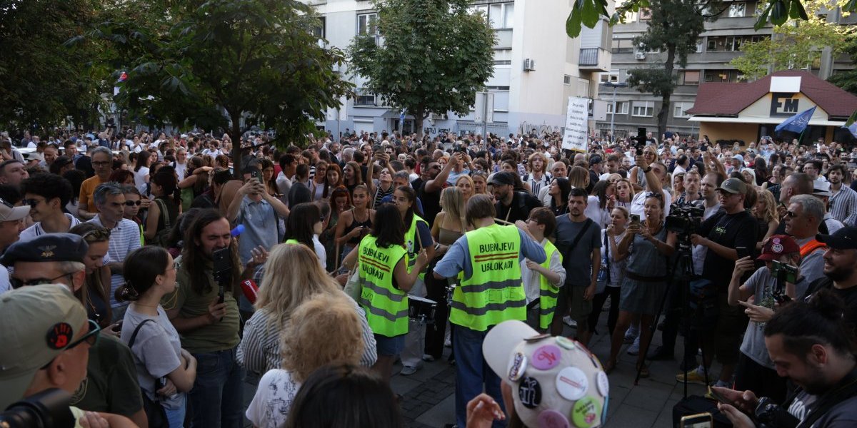 GOSI otkrio: Ovo je profesorka koja je terala đake da skaču u školi - osvanuo skandalozan video!