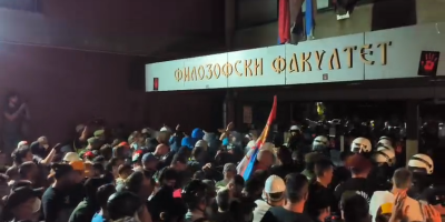 Blokaderi su i večeras organizovali protest ispred Filozofskog fakulteta u Novom Sadu i tim činom nastavili svoj teror nad ostalim građanima ovog grada.