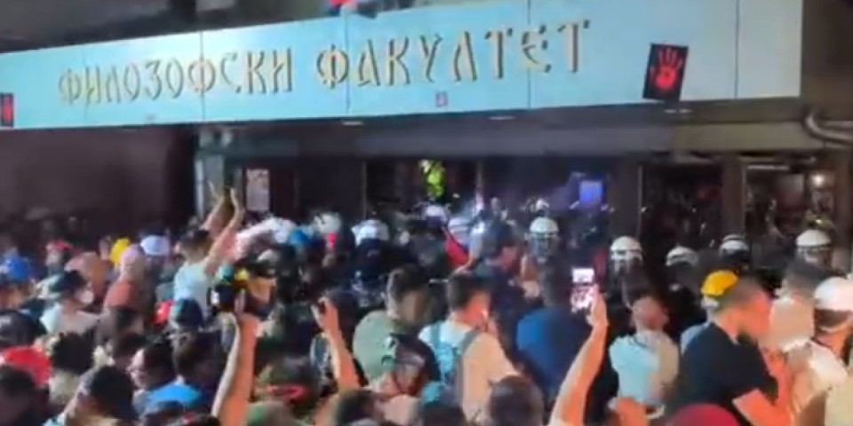 Dinkovi separatisti udarili na policiju: ''Dete ti j**em'' (VIDEO)