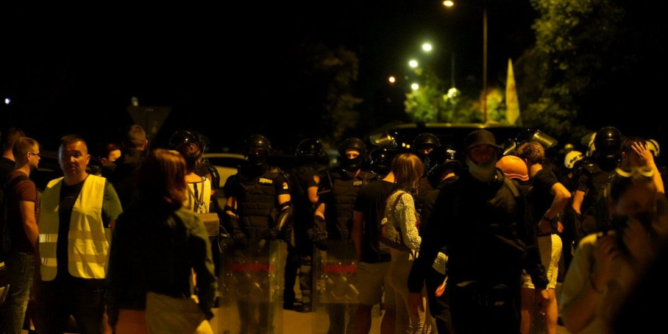 (VIDEO) Fašističko zlo u Novom Sadu! Jezive pretnje policajcima: Znamo gde vam žive žene i deca, videćete šta će biti sa njima od septembra