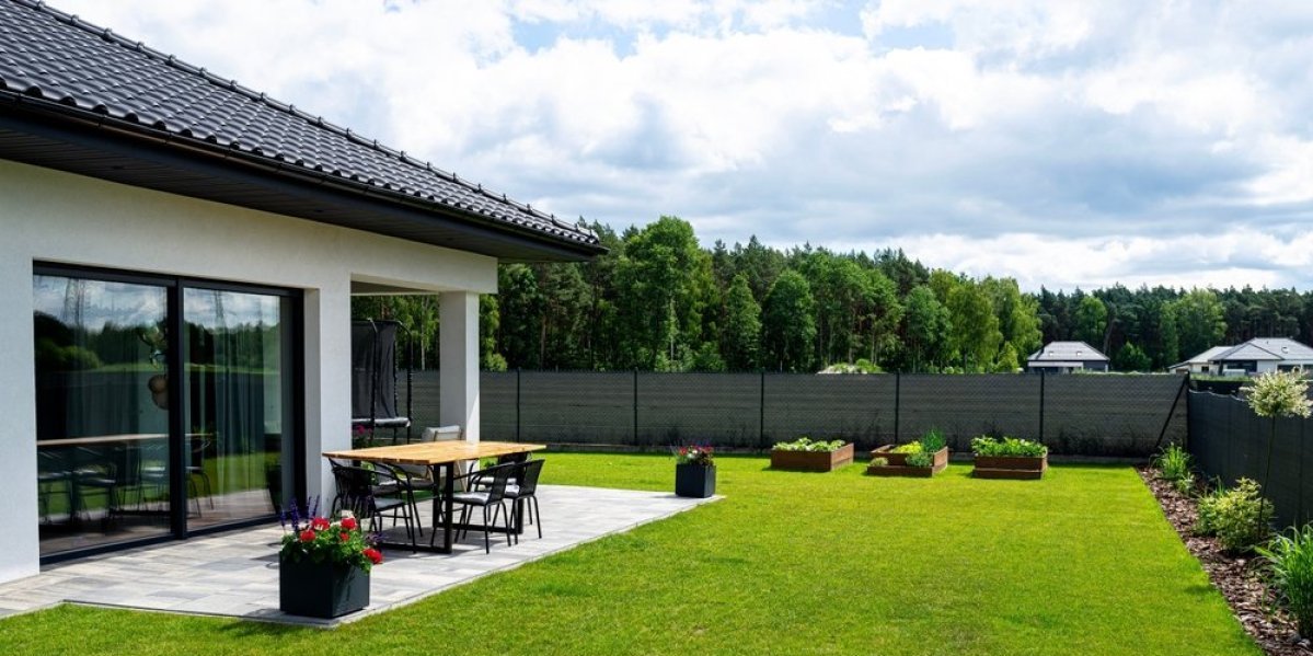 Oporavite svoje dvorište nakon letnjih suša: Spasonosni trik koji košta 0 dinara, a travnjak će se zeleneti kao nikada