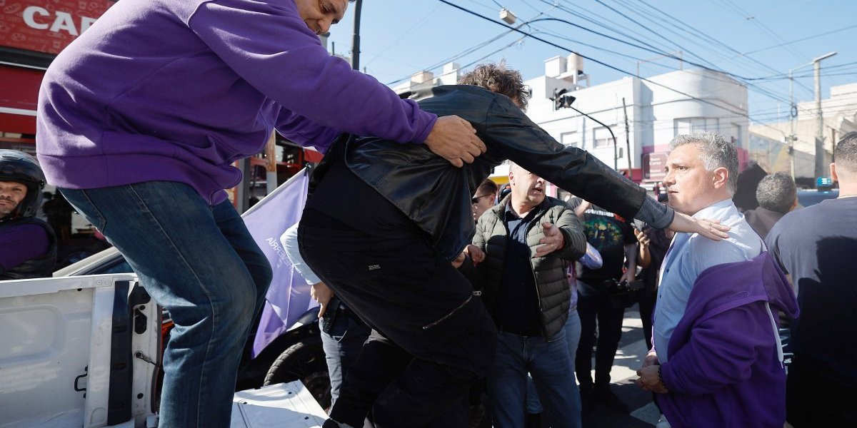 Brutalan napad na predsednika Argentine tokom kampanje: Sve zbog njegove sestre? (FOTO/VIDEO)