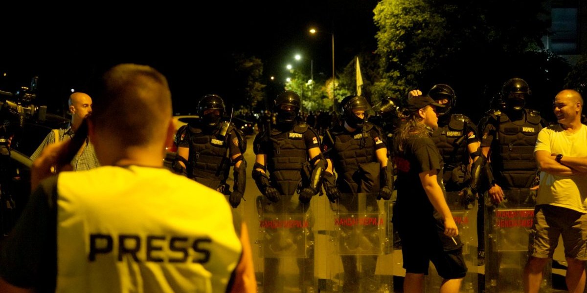 Dva snimka koja sve objašnjavaju: Blokaderska mržnja prema policiji identična onome što smo videli u Hrvatskoj u vreme raspada SFRJ