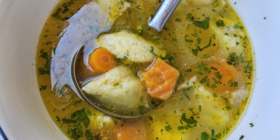 Zlatna supa od goveđih šupljih kostiju: Eliksir za snagu i imunitet (VIDEO)