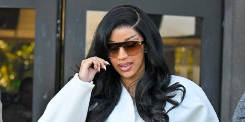 Kardi B diktira trendove: Belo odelo je jesenji imperativ (FOTO)