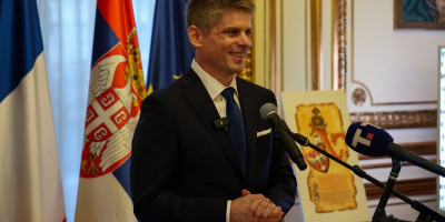 Direktor Kancelarije za javnu i kulturnu diplomatiju Vlade Srbije Arno Gujon odgovorio je evropskoj komesarki Marti Kos povodom njenih komentara vezanih za slobodu medija u Srbiji.