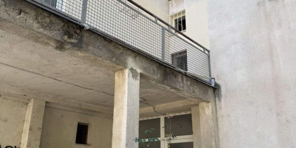 Zgrada u Obrenovcu u kojoj je došlo do napada