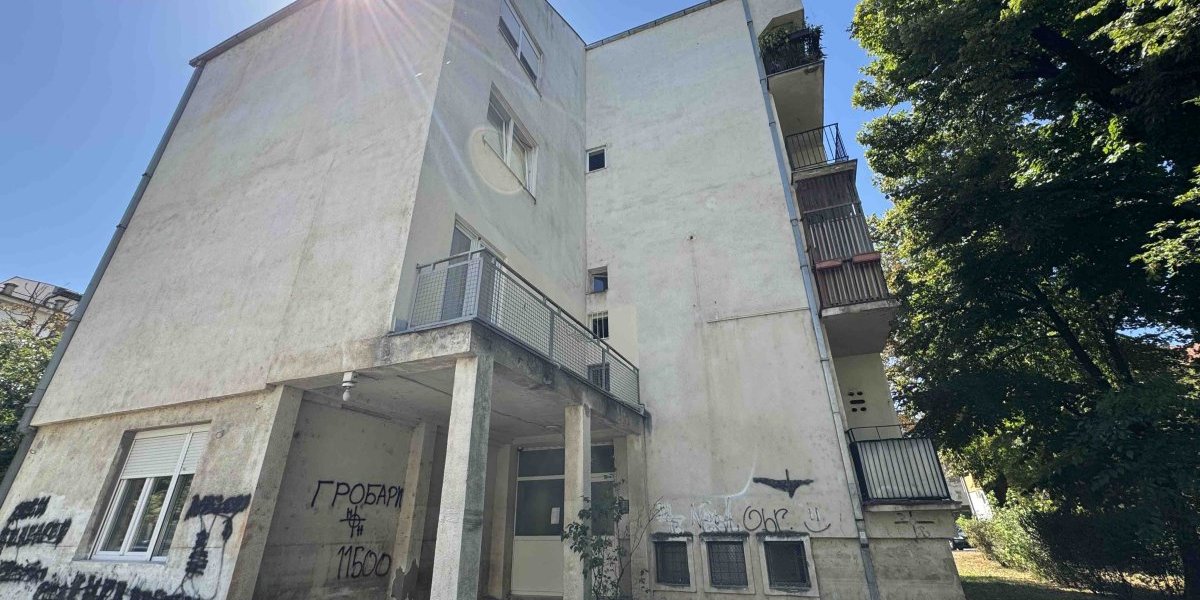 Zgrada u Obrenovcu u kojoj je došlo do napada