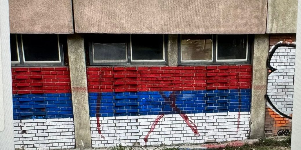 Blokadni separatizam u punom naletu: Prefarbana "aneksiona srbijanska trobojka"!
