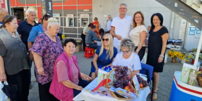 Građani naselja Aerodroma u Kragujevcu juče su doživeli pravo iznenađenje – ispred zdravstvene stanice dočekali su ih lekari i nutricionisti sa svežim voćem, prirodnim sokovima i savetima o pravilnoj ishrani i rehidrataciji, dok su medicinski timovi obavljali preventivne preglede na otvorenom pod geslom „Zdravlje na dar!“