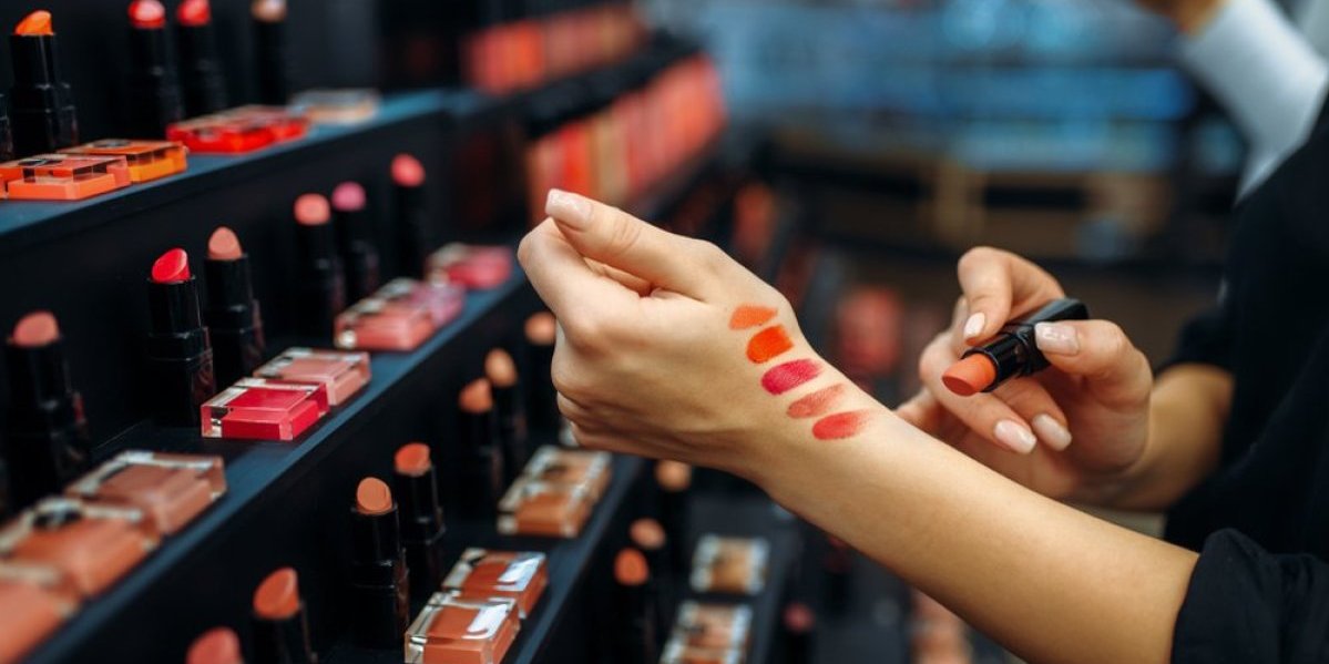 Boja karmina koja briše godine sa lica: Daje mladolik izgled, a usne deluju punije