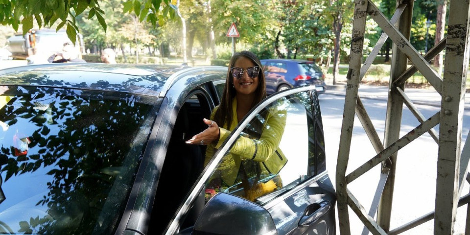 ''Skuplja je krava sa teletom'': Pevačicu nakon porođaja opsedaju udvarači, njena izjava šokirala sve