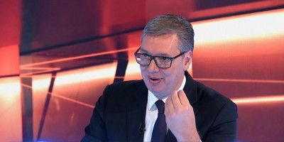 Predsednik Republike Srbije Aleksandar Vučić je tokom gostovanja na TV Pink istakao kako je njegova ljubav prema Srbiji bezgranična, dok neki na pitanje o Srebrenici i Kosovu ne mogu da odgovore, jer će se zamerili svojim stranim gazdama.