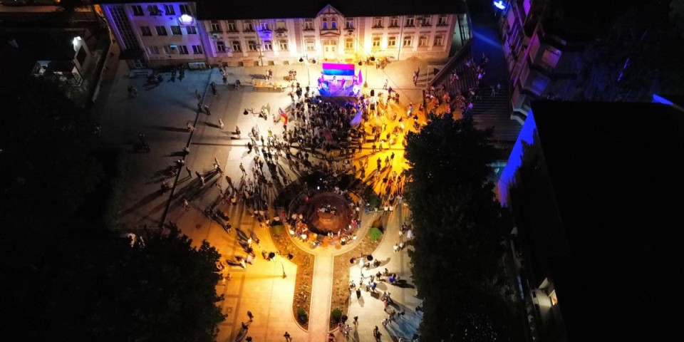 Novi debakl blokadera: Pozivali pola Srbije u Aranđelovac, okupili jedva 400 na vrhuncu (FOTO)