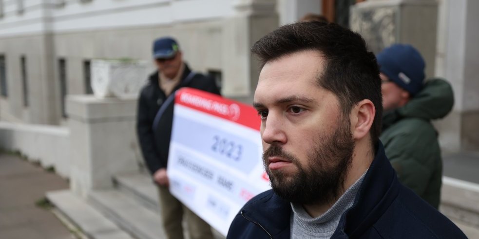 Da li se ovi ljudi drogiraju: Pogledajte novu objavu antisrbina Mirana Pogačara o SNS-u! (FOTO)