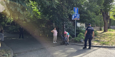 U Dunavskoj ulici u Zemunu pronađena je beba stara sedam dana, a policija je još na mestu događaja.