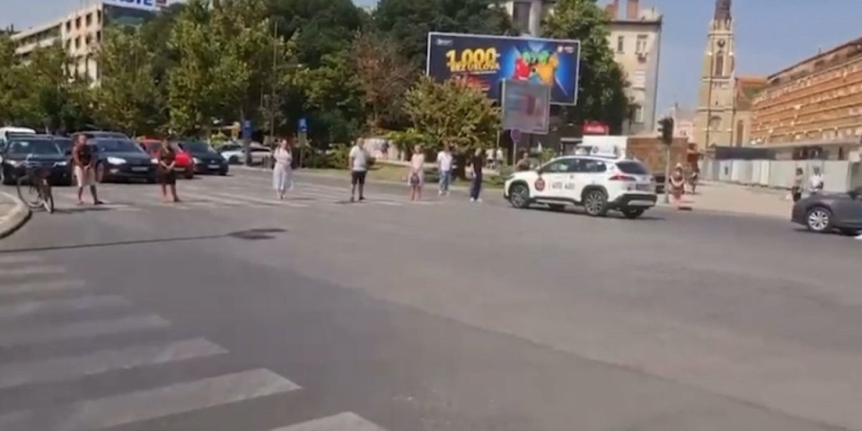Njihov bezobrazluk nema granice! Desetak zgubidana maltretira ceo Novi Sad (VIDEO)