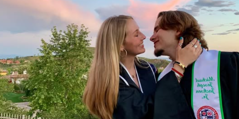 Verio se najstariji sin Majkla Džeksona: Fatalna plavuša očarava svojom lepotom (FOTO)