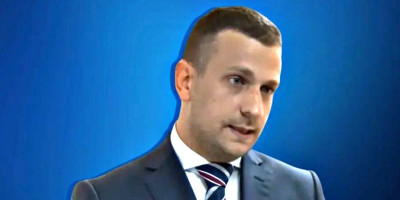 Tužilac Višeg javnog tužilaštva u Beogradu Boris Majlat, u društvu tužioca Branislava Lepotića, zadužen za slučaj Nadstrešnica, ponovo je izbegao da odgovori na pitanja koja su od javnog značaja u Srbiji.