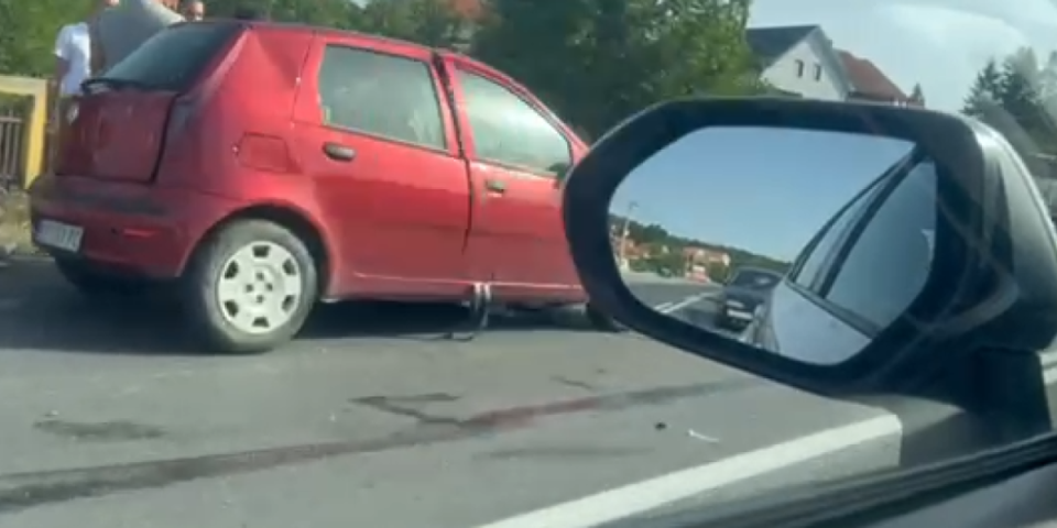 Teška saobraćajka na Ibarskoj: Žena povređena leži na putu (VIDEO)