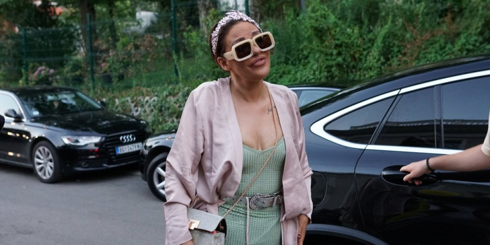 Ana Nikolić snimila svoje gole grudi: Pevačica se raspištoljila na garnituri (VIDEO)