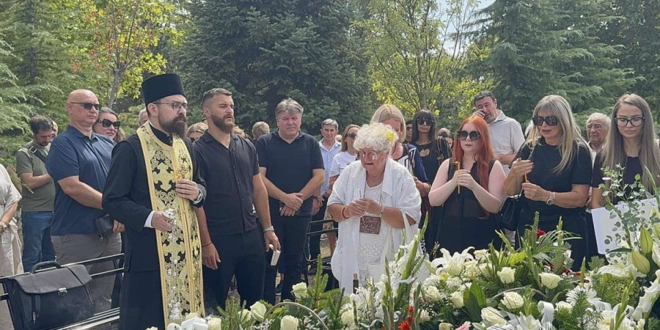 Neutešna porodica stigla na pomen Saši Popoviću - Tužan prizor na Bežanijskom groblju (VIDEO)