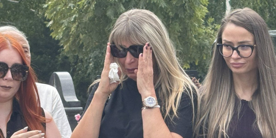 Sašina udovica ne može da zaustavi suze - Slomila se na kraju parastosa (FOTO)