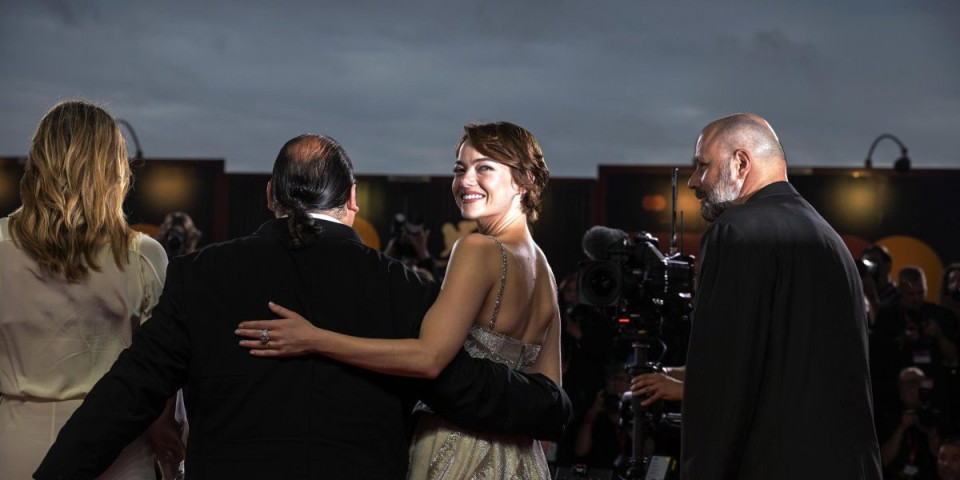 Glumica zaboravila da je udata, pa sočno poljubila kolegu u usta: Svi gledali u šoku i neverici (VIDEO)