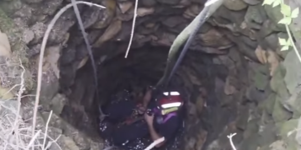 Upala je u bunar, jedva smo je izvukli: Herojski podvig vatrogasaca (VIDEO)