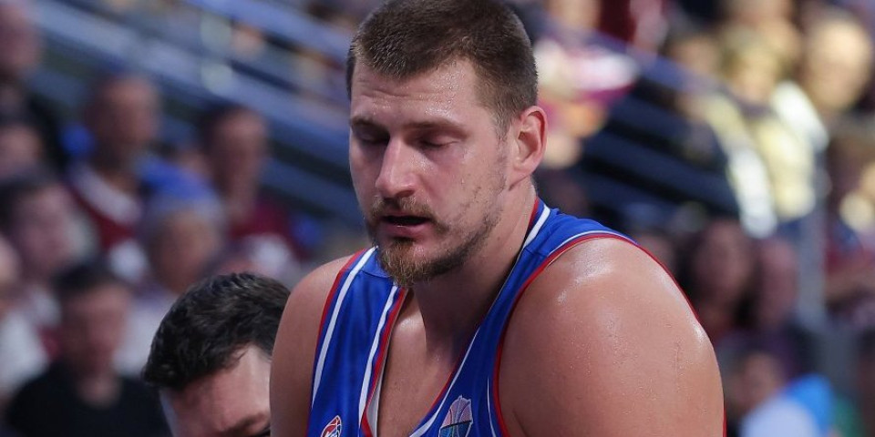 Scena za srčani udar: Jokić pao i ostao da leži (VIDEO)