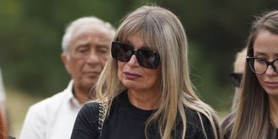 Pala Suzani u zagrljaj: Ova žena se načisto slomila na Popovićevom pomenu (FOTO)