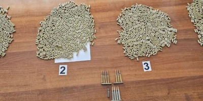 Uprava policije i Uprava carina Crne Gore otkrili su međunarodnu pošiljku poslatu iz Sjedinjenih Američkih Država, koja je sadržala 2.000 tableta sa biljkom kratom.