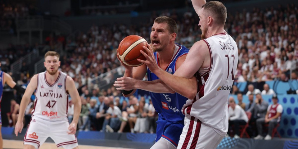 Ovo niste videli u prenosu: Jokića biju i rukama i nogama, ne biraju sredstva (FOTO)