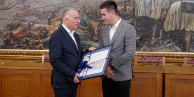 Ministar pravde Nenad Vujić posetio je jubilarnu 30. likovnu koloniju u Kazneno-popravnom zavodu u Somboru na kojoj su osuđena lica imala priliku da uče tehnike crtanja od 17 slikara koji su učestvovali u radu kolonije ove godine.