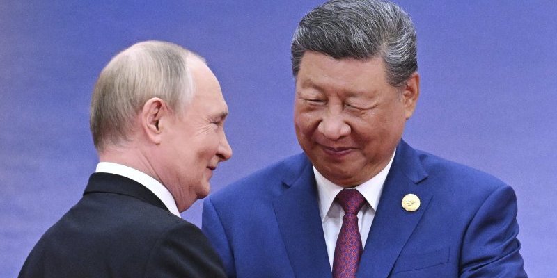 Putin korača, a u pozadini... Pogledajte kako je Si dočekao ruskog lidera! (VIDEO)