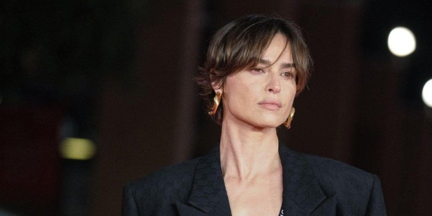 Crno od glave do pete, a grudi vire – Seksi Poljakinja  je festival u Veneciji pretvorila u scenu strasti (FOTO)