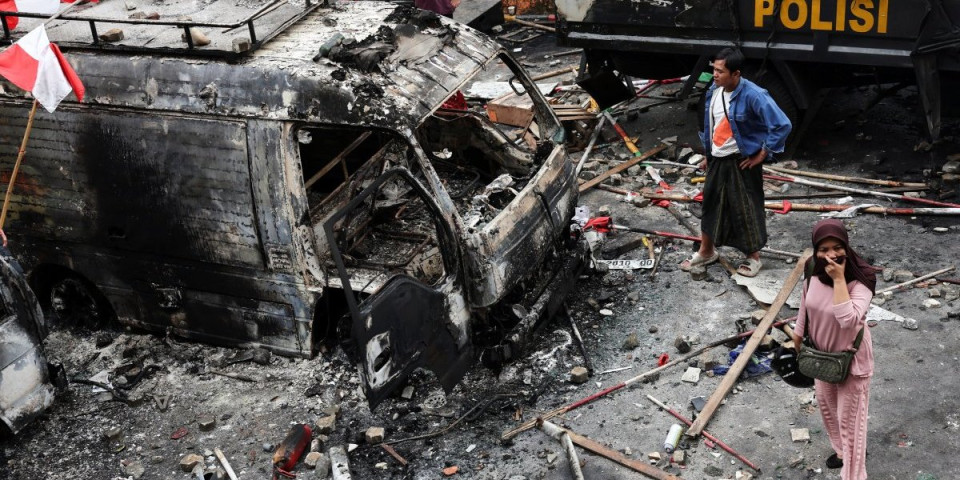 Paljenje, razbijanje, nasilje i strah: Ova zemlja doživljava obojenu revoluciju -  Isti scenario pokušavaju da sprovedu u Srbiji! (FOTO)