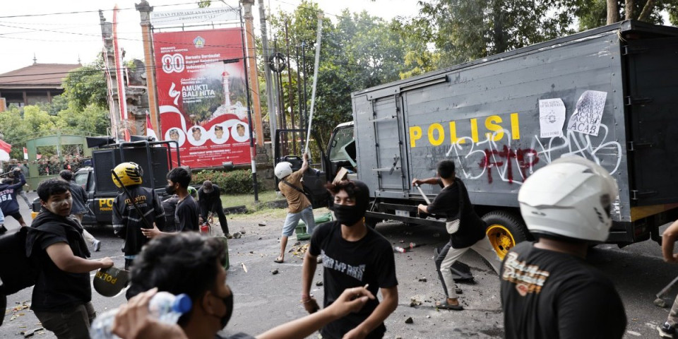 Nasilni protesti ozbiljno plaćeni?! Evo ko je odrešio kesu...