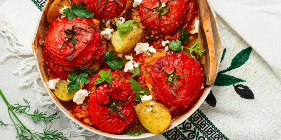 Grčki punjeni paradajz - Letnji ukus koji traje celu zimu (FOTO)
