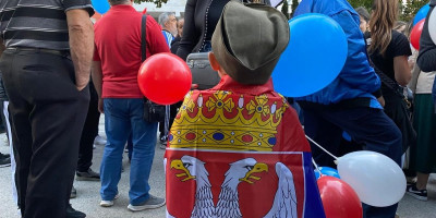 Građani protiv blokada ustali su večeras u 100 gradova i opština širom naše zemlje na miran protest, da pokažu da pristojna i većinska Srbija ne trpi više teror blokadera.