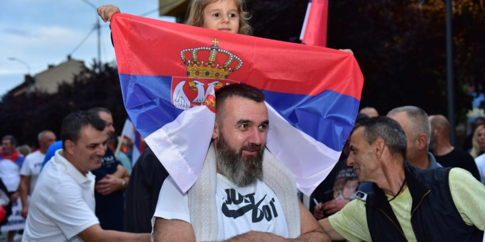 Prizor iz Ćuprije topi i najtvrđa srca! Ćerkica na tatinim ramenima razvukla trobojku - Želimo mir, a ne blokade (FOTO)