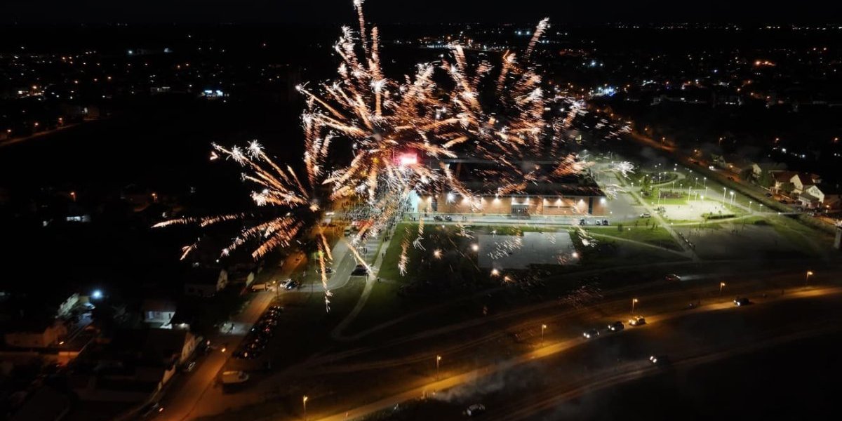 Zasijao Novi Sad! Veličanstveni prizori iz srpske Atine - skupila se reka ljudi, vatromet obasjao grad (VIDEO)